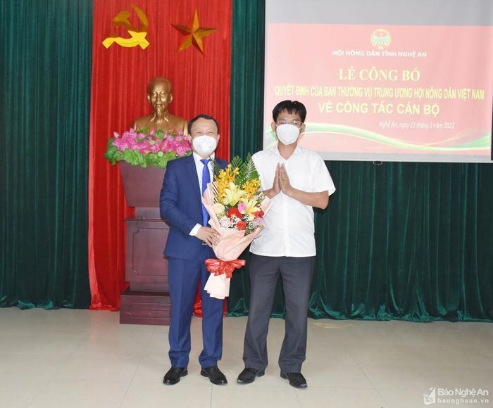 Đồng chí Chu Bá Long - Phó Bí thư Đảng ủy Khối các cơ quan tỉnh tặng hoa chúc mừng đồng chí Võ Văn Phong. Ảnh: Thanh Lê