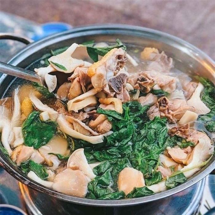 Lẩu gà lá é cũng chẳng kém cạnh về độ nổi tiếng. (Ảnh minh họa)