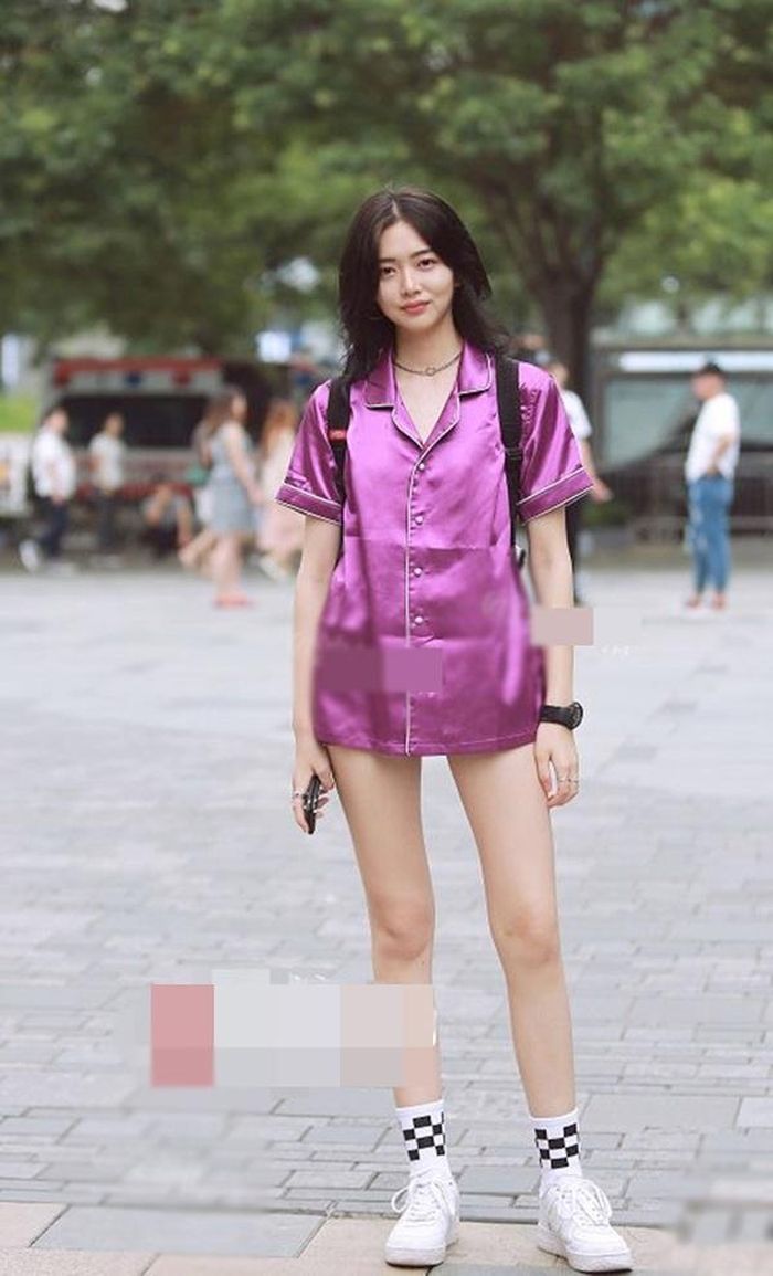 Lựa chọn trang phục quá tùy ý, phái đẹp tự làm mất hình ảnh của mình ở nơi công cộng.