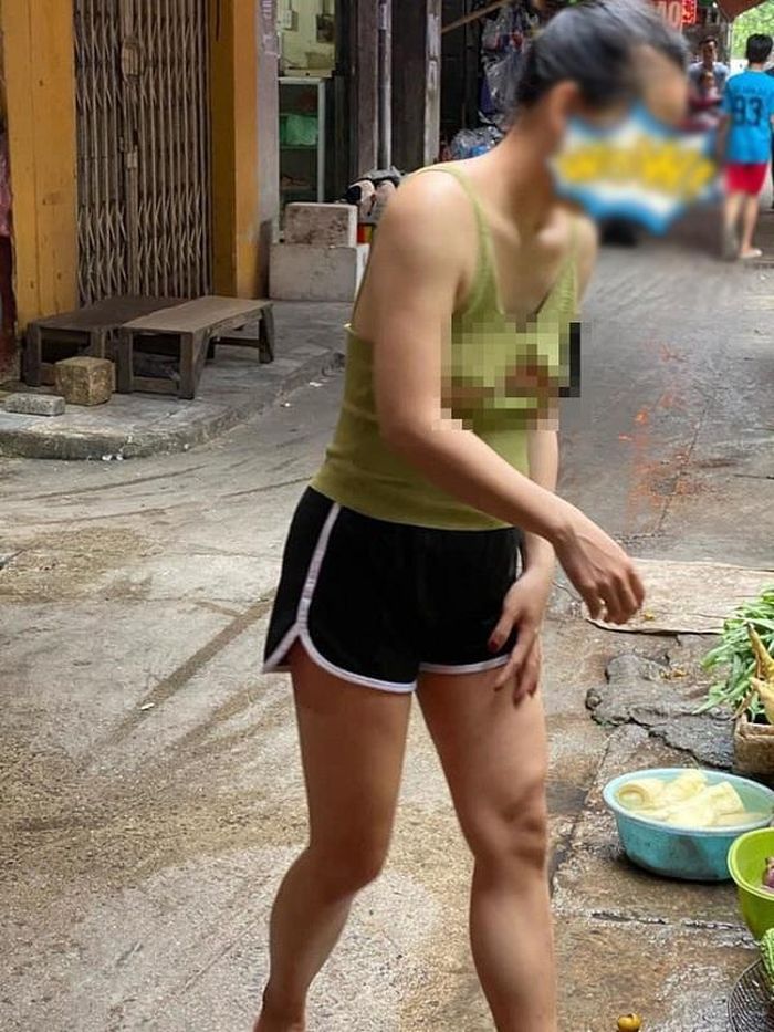 Tuy mặc gì là quyền mỗi người nhưng các cô gái vẫn nên chọn diện trang phục phù hợp khi xuất hiện ở nơi công cộng.