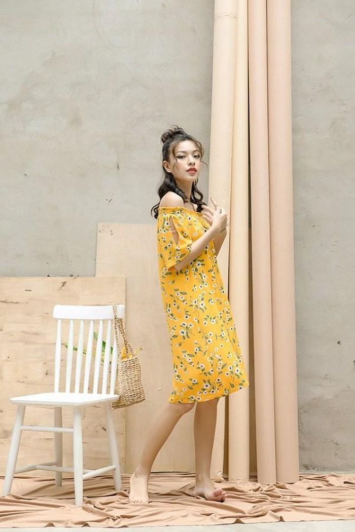 Đầm trễ vai sẽ tôn lên được vẻ nữ tính, nhẹ nhàng của các quý cô.