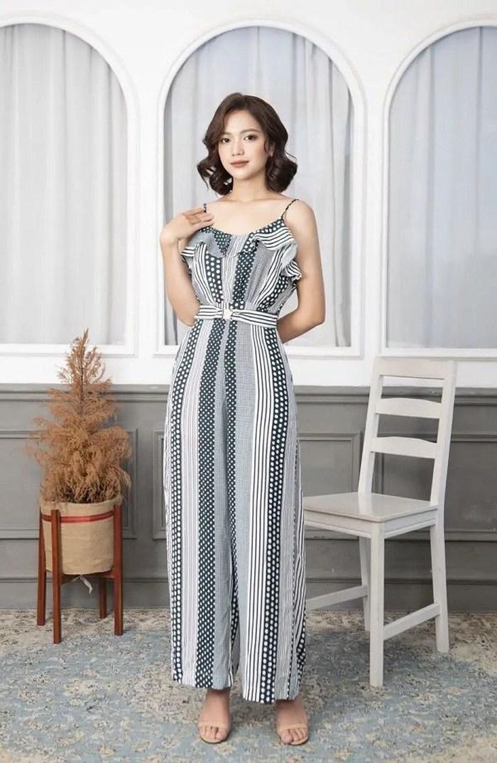 Nếu không muốn phải mất thời gian phối đồ, chị em hãy diện ngay một chiếc jumpsuit hai dây đầy phóng khoáng.