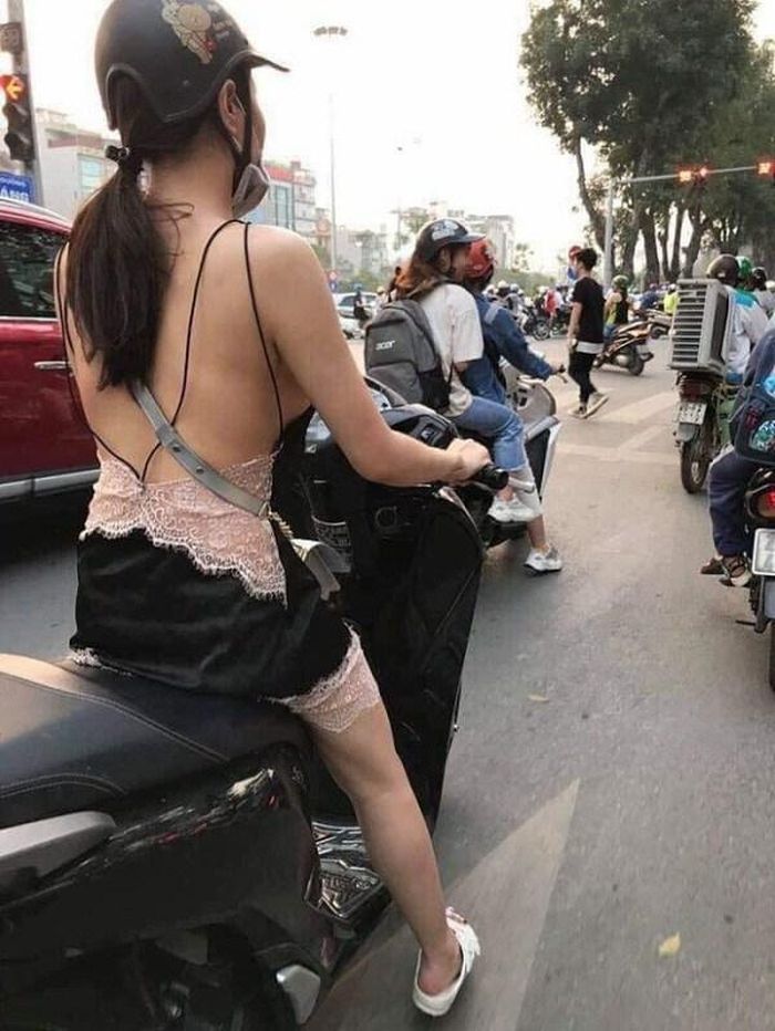 Những bộ váy ngủ mát mẻ được các chị em không ngần ngại diện ra đường.