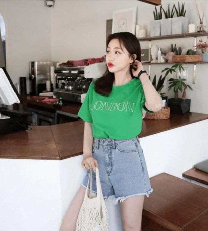 Nếu muốn năng động và khỏe khoắn hơn, các cô gái nên chọn quần short jeans để diện cùng áo thun.