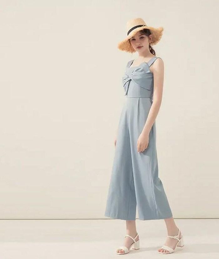 Các nàng có thể kết hợp jumpsuit hai dây cùng một đôi dép sandal và mũ cói là hoàn thiện một set đồ chuẩn xinh.