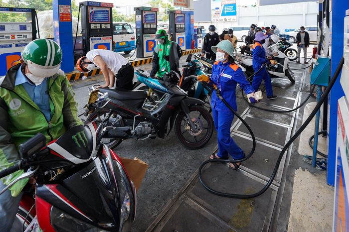  Người dân đổ xô đi mua xăng trước thời điểm giá xăng tăng vượt đỉnh lịch sử vào ngày 11/3. Ảnh: Chí Hùng. 