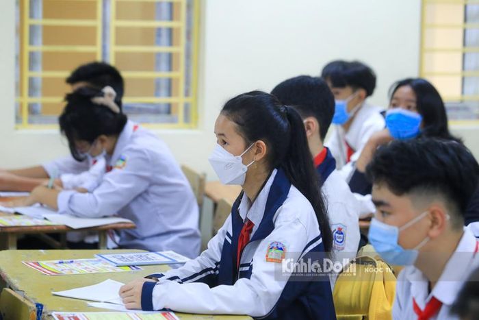 Học sinh Hà Nội trở lại trường sau thời gian dài học trực tuyến vì Covid-19. Ảnh: Ngọc Tú