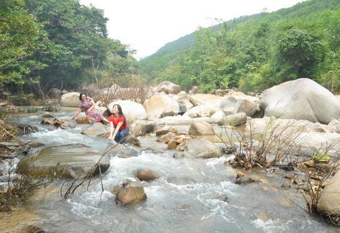 Suối nước trong veo và mát rượi tạo cảm giác thư thái