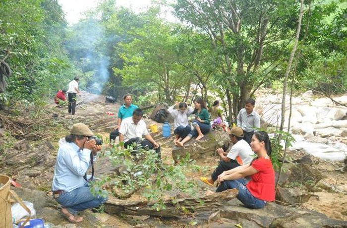 Hai bên bờ là rừng cây với nhiều tảng đá rộng, thuận tiện cho buổi dã ngoại tập thể