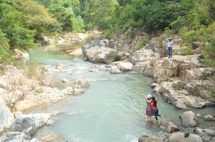 Bé nhỏ giữa núi non hùng vĩ