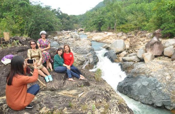 Chụp ảnh lưu niệm bên thác nước trắng xóa