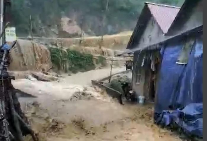 Một nhà dân tại xã Nàn Sán, huyện Si Ma Cai bị lũ tràn vào nhà.
