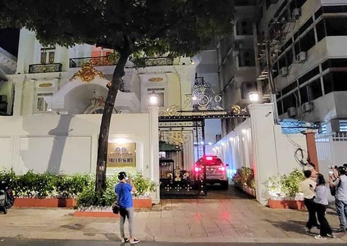 Xe của lực lượng chức năng đang có mặt tại nhà bà Nguyễn Phương Hằng trên đường Nguyễn Thông, quận 3, TP.HCM