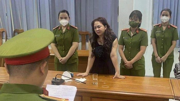 Bà Hằng khi nghe đọc lệnh bắt. Ảnh: Bộ Công an