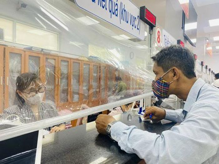 Không phải ai cũng may mắn lấy được số thứ tự để có thể đến quầy làm thủ tục trong ngày khi lượng người đến làm hồ sơ luôn quá tải .Ảnh: SỸ HƯNG