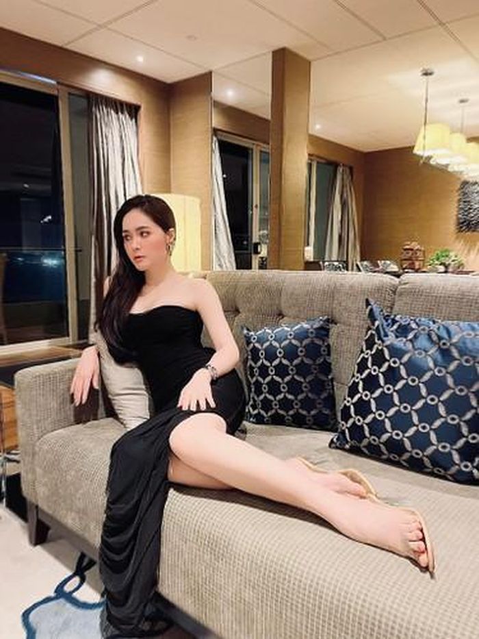 "Nữ đại gia quận 7" Đoàn Di Băng không chỉ là cái tên quen thuộc trong giới ca sĩ mà còn được biết đến là một doanh nhân nổi tiếng, lắm tiền nhiều của.