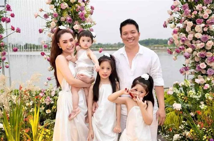 Mới đây, nhân vụ tiểu tam - bồ nhí đang hot, nữ đại gia Đoàn Di Băng đã đăng đàn tâm sự với dân mạng.