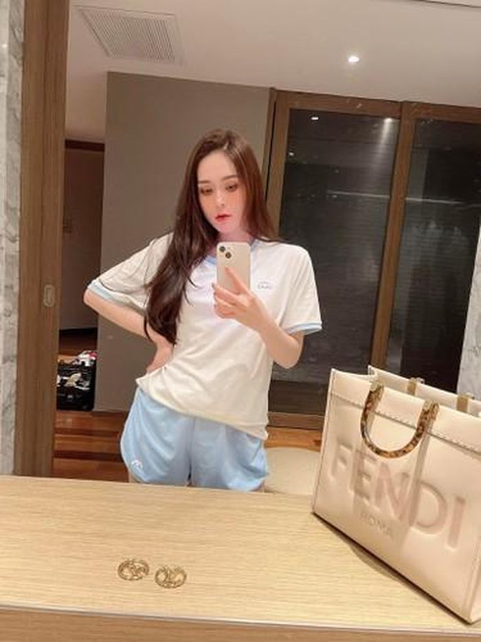 Trước đó, Nguyễn Quốc Vũ cũng tiết lộ rằng mình không đi đánh golf giống như nhiều đại gia khác chỉ đơn giản là vì vợ không thích khiến dân tình ghen tị.
