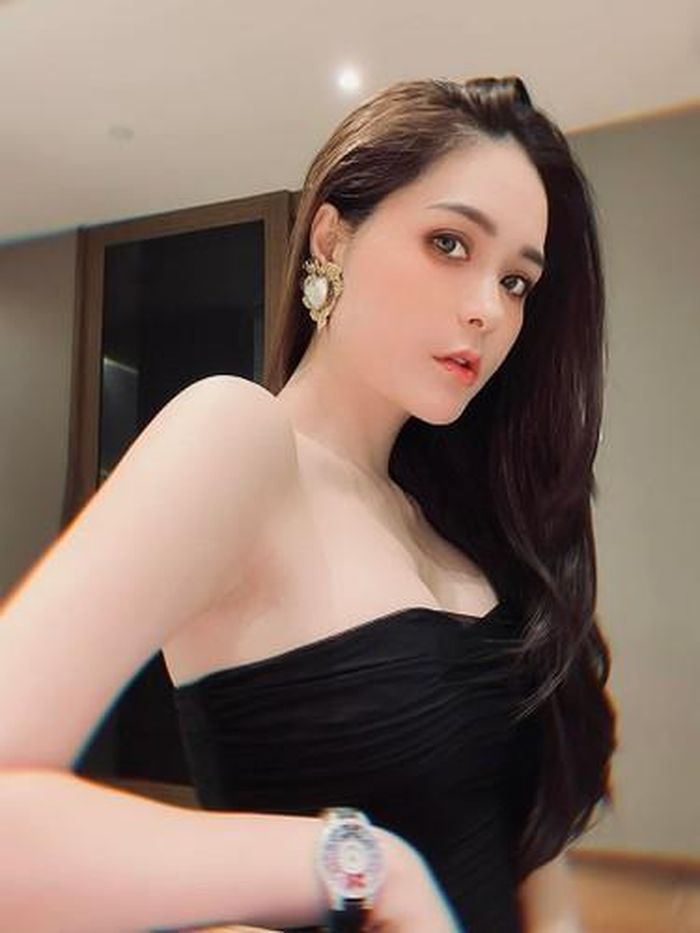 Nhìn cách tiêu tiền và sắm đồ hiệu của Đoàn Di Băng ai cũng phải trầm trồ.