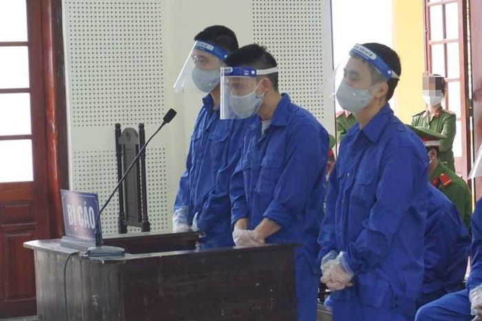 Các bị cáo tại phiên tòa xét xử.