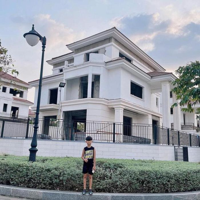 Cậu bé sinh sống trong cơ ngơi hoành tráng.