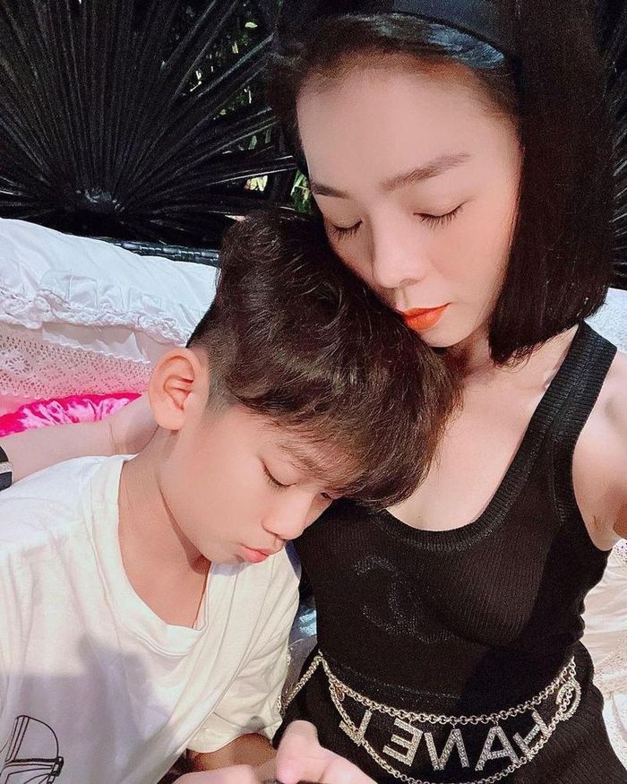 Ở tuổi 11 Kỳ Anh vẫn quấn quýt, liên tục thể hiện tình cảm với Lệ Quyên.