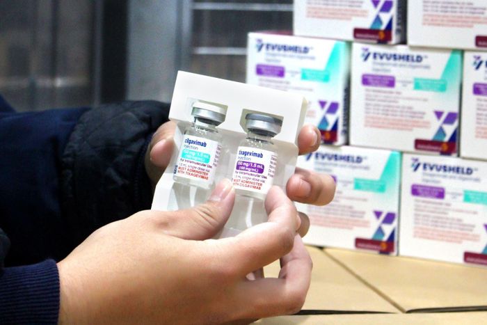 Kháng thể đơn dòng Evusheld được Bộ Y tế cấp phép về Việt Nam là thuốc và không thay thế vaccine phòng COVID-19. Ảnh: BV