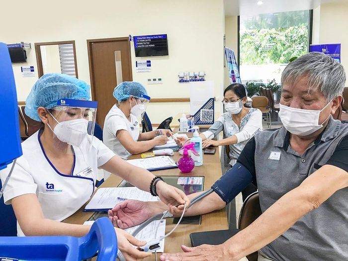Kháng thể đơn dòng Evusheld được triển khai tiêm tại Hệ thống Bệnh viện đa khoa Tâm Anh ở Hà Nội và TP Hồ Chí Minh từ ngày 26/3 và sẽ ưu tiên tiêm cho những đối tượng có nguy cơ cao.