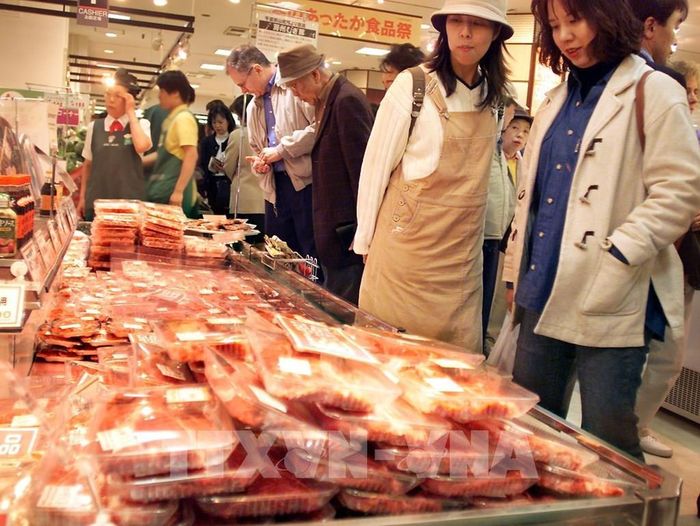 Khách hàng chọn mua thịt bò đóng gói tại khu chợ ở Tokyo, Nhật Bản. Ảnh: AFP/TTXVN
