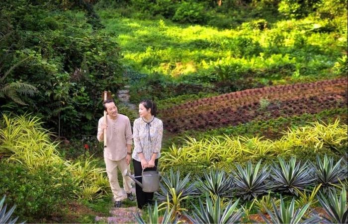 Tương tự nhân vật trên phim, diễn viên Thanh Bình cũng sống cảnh “gà trống nuôi con”, nhưng anh không buồn. Ngược lại, gia đình anh luôn ngập tràn tiếng cười. Thanh Bình luôn trò chuyện với các con như một người bạn, không áp đặt, nạt nộ mà cư xử ôn hòa, thấu đáo.