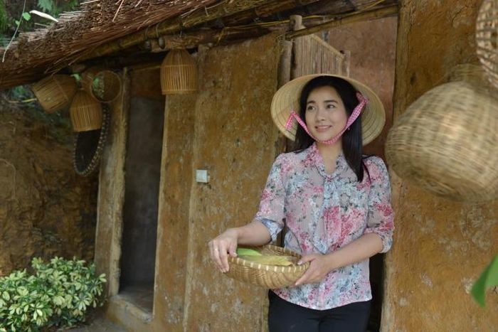 Đàm Hằng quay lại màn ảnh sau thời gian dài tập trung kinh doanh và chăm sóc gia đình. Dù Hoa không phải dạng vai mới mẻ nhưng nữ diễn viên vẫn để lại dấu ấn bởi hình tượng đằm thắm, hiền lành. Cô cũng đầu tư kỹ lưỡng cho tạo hình của nhân vật, để phù hợp nhất với hình ảnh của người phụ nữ bán hoa.