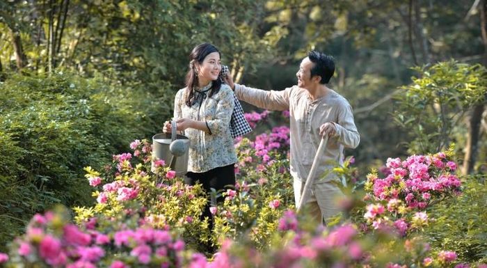Không phải các diễn viên trẻ, Thanh Bình - Đàm Hằng mới là cặp đôi được khán giả yêu thích nhất trong phim “Lối về miền hoa”. Diễn xuất nhẹ nhàng cùng những phân cảnh thể hiện tình yêu tinh tế của họ khiến khán giả hứng thú dõi theo chuyện tình qua từng tập phim.