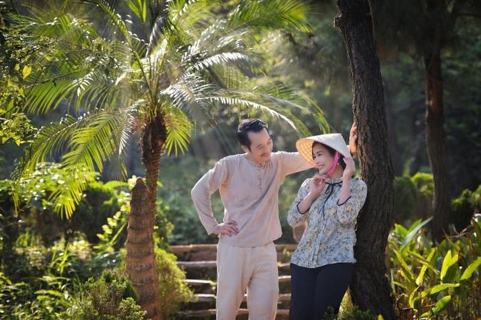 Thanh Bình và Đàm Hằng là những gương mặt thân quen trên sân khấu kịch. Họ cùng công tác tại Nhà hát Tuổi trẻ đã nhiều năm. Vì hoàn cảnh gia đình, hai diễn viên từng có thời gian dừng đóng phim truyền hình để tập trung cho công việc riêng. Bộ phim “Lối về miền hoa” là sự trở lại đáng nhớ của họ.