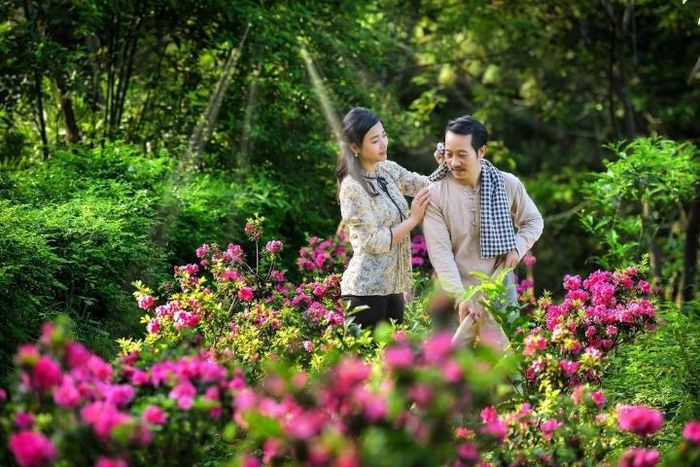 Hai diễn viên tái hiện cuộc sống giản dị của cặp đôi Lâm - Hoa trong phim “Lối về miền hoa”, với cảnh mỗi ngày cùng nhau làm vườn, nấu ăn...