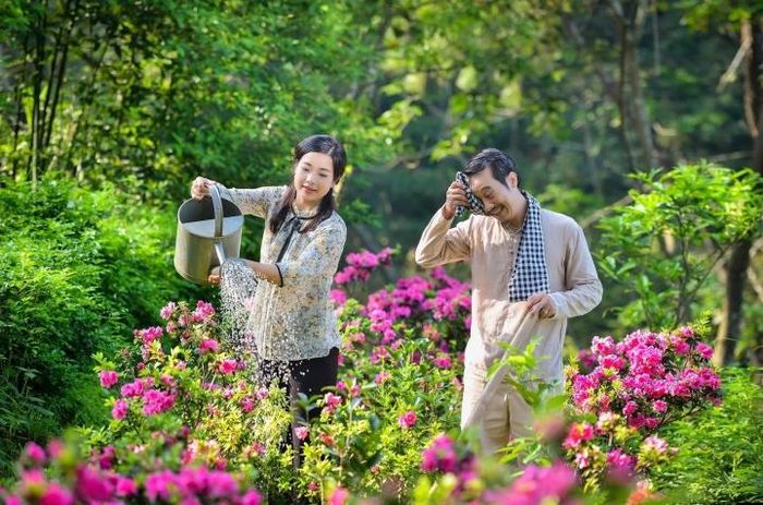 Trên trang cá nhân, diễn viên Đàm Hằng vừa chia sẻ bộ ảnh chụp cùng diễn viên Thanh Bình với trong khung cảnh miền quê vô cùng yên ả. Cô viết: “Một cuộc sống bình dị nơi quê nhà của cặp đôi Hoa - Lâm, mộc mạc thôi mà sao đầm ấm, hạnh phúc đến lạ”.