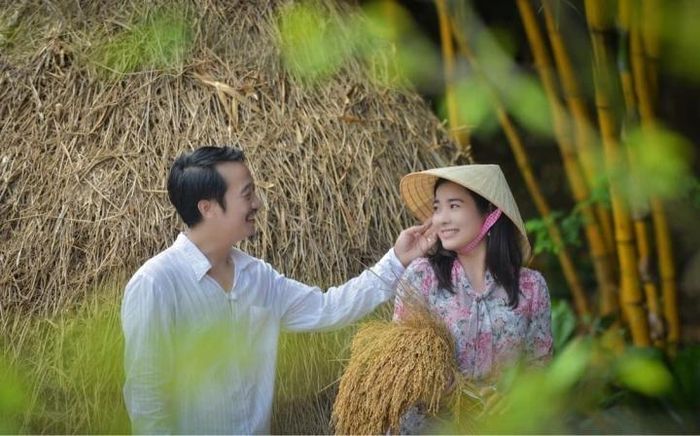 Nhận xét về bạn diễn trong “Lối về miền hoa”, Thanh Bình từng bộc bạch: “Chúng tôi chỉ là đồng nghiệp cùng cơ quan nên khi vào phim được đóng cảnh tán tỉnh và yêu bạn ấy, quả thực tôi có bỡ ngỡ, ngại ngùng. Nói thật là tôi cũng run vì bạn ấy xinh thế mà. Càng quay, càng thấy Hằng vào vai rất ngọt, rất hợp và ngày càng thấy xinh đẹp”.