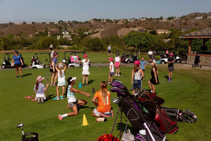  Một đám đông tham gia chương trình chơi golf Crush It Junior tại trại Coto de Caza. Ảnh: Allison Zaucha/The New York Times. 