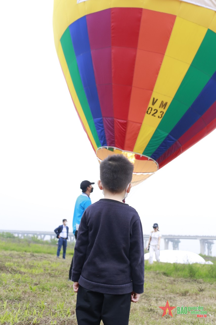 Nhiều em nhỏ lần đầu tiên được thấy khinh khí cầu nên rất hứng thú và vui thích.