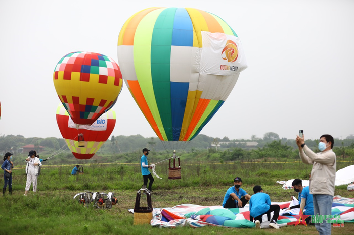 Trong ngày 25-3, du khách được trải nghiệm hoạt động bay trải nghiệm khinh khí cầu miễn phí. Từ ngày 26-3, vé vào cửa là 60.000 đồng/người, trẻ em dưới 1,1m miễn phí, vé tham quan khinh khí cầu giá 25.000 đồng, vé bay 150.000 đồng/trẻ em và 300.000 đồng/người lớn.