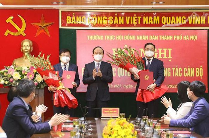 Chủ tịch HĐND thành phố Hà Nội Nguyễn Ngọc Tuấn trao quyết định cho các cán bộ.