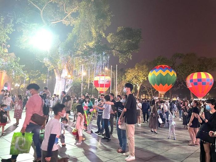 Duy Mạnh, sinh viên Học viện Báo chí và Tuyên truyền cũng cho biết, ngày cuối tuần nên đưa người yêu đi lên phố chơi. "Tôi cũng biết đến sự kiện này nên tranh thủ dịp cuối tuần đi luôn". 