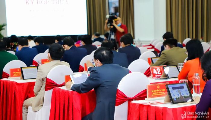 Mỗi đại biểu HĐND tỉnh được trang cấp một iPad và cài đặt phần mềm “Kỳ họp không giấy”, có thể hoạt động trên máy tính bảng và điện thoại thông minh sử dụng hệ điều hành iOS, iPadOS và Android. Ảnh: Phạm Bằng