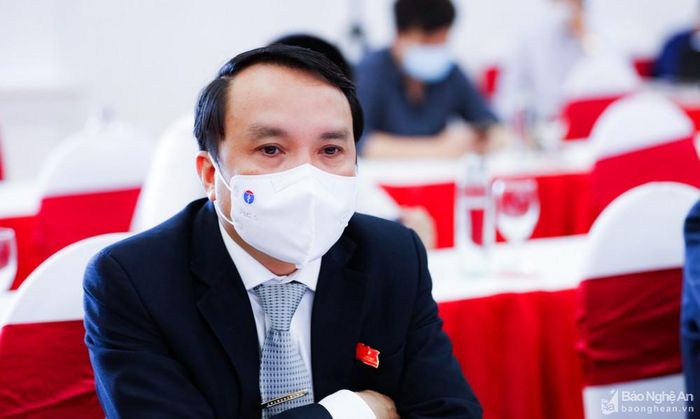 Giám đốc Sở Y tế Nghệ An Dương Đình Chỉnh - đại biểu HĐND tỉnh thuộc Tổ đại biểu huyện Quỳnh Lưu đánh giá cao việc tổ chức "kỳ họp không giấy", giúp việc khai thác tài liệu thuận lợi hơn, nhanh hơn; kết quả bỏ phiếu được cập nhật kịp thời, chính xác...; qua đó đề nghị cần nhân rộng việc tổ chức các "kỳ họp không giấy" trong các cơ quan Nhà nước. Ảnh: Thành Duy