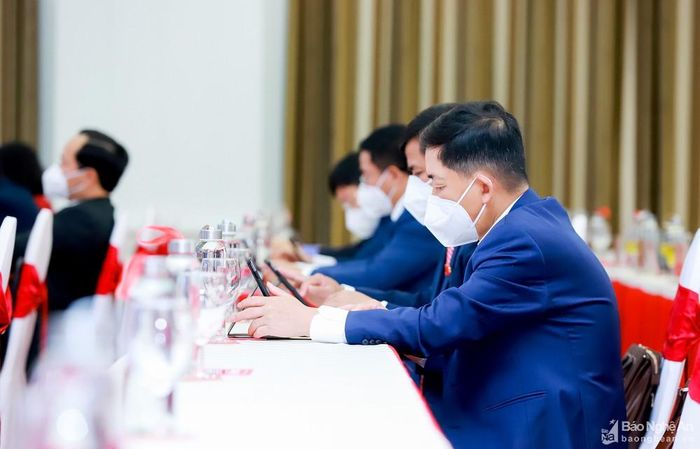 Việc sử dụng phần mềm để gửi, nhận tài liệu và điều hành kỳ họp trên máy tính bảng mang lại nhiều lợi ích thiết thực, giúp đại biểu có thể dễ dàng tra cứu tài liệu. Ảnh: Thành Duy
