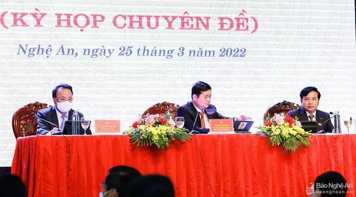 Chủ tọa kỳ họp biểu quyết thông qua dự thảo nghị quyết trên phần mềm "kỳ họp không giấy". Ảnh: Thành Duy