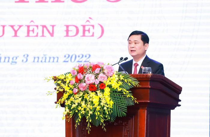 Phát biểu bế mạc kỳ họp, Bí thư Tỉnh ủy Nghệ An Thái Thanh Quý - Chủ tịch HĐND tỉnh nhấn mạnh: Kỳ họp thứ 5 đã bước đầu ứng dụng tốt công nghệ thông tin vào phục vụ hoạt động. Đây là tiền đề để Thường trực HĐND tỉnh tiếp tục nghiên cứu, ứng dụng công nghệ thông tin vào tất cả các hoạt động của HĐND tỉnh, với tinh thần HĐND tỉnh sẽ là cơ quan tiên phong trong việc thực hiện chuyển đổi số; đồng thời xem đây là một trong các giải pháp quan trọng, có tính đột phá nhằm nâng cao chất lượng, hiệu quả hoạt động của HĐND tỉnh khóa XVIII. Ảnh: Thành Duy