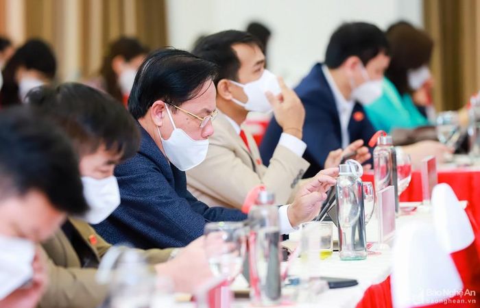 Đại biểu HĐND tỉnh biểu quyết trên máy tính bảng. Ảnh: Thành Duy