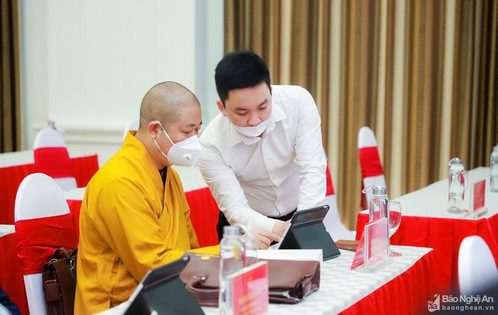 Do lần đầu tổ chức theo hình thức "kỳ họp không giấy" nên đội ngũ kỹ thuật luôn thường trực hướng dẫn đại biểu. Ảnh: Thành Duy