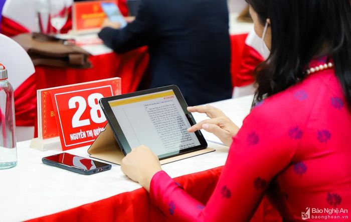 Các đại biểu có thể trực tiếp nghiên cứu các tài liệu như các dự thảo nghị quyết trước khi biểu quyết. Ảnh: Phạm Bằng