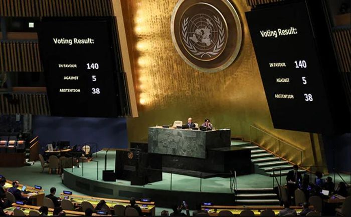 Đại hội đồng Liên Hợp Quốc (UNGA) ngày 24/3/2022 thông qua một nghị quyết không ràng buộc mới yêu cầu ngừng ngay lập tức xung đột vũ trang Nga - Ukraine. Ảnh: Verve Times